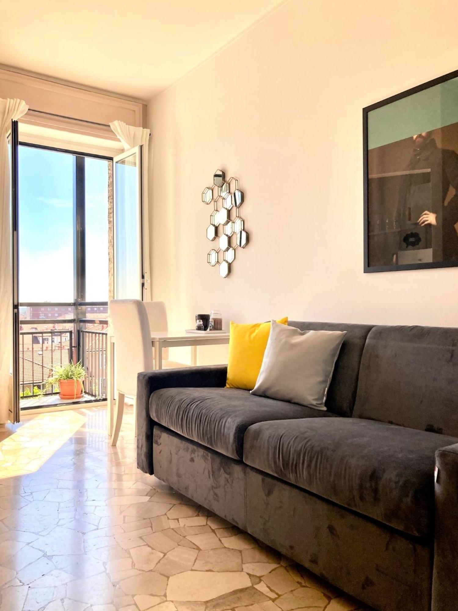 Bright Studio With Balcony - Visconti 14 *